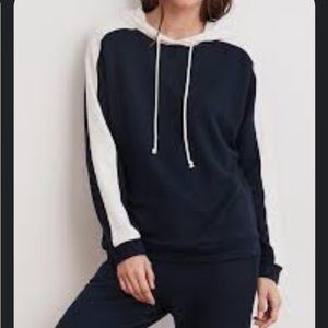Velvet By Graham and Spencer Carlita Luxe Fleece Pullover Hoodie Medium